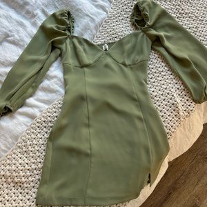 Aritzia dress sage green perfect for the fall with an adjustable scrunch back!